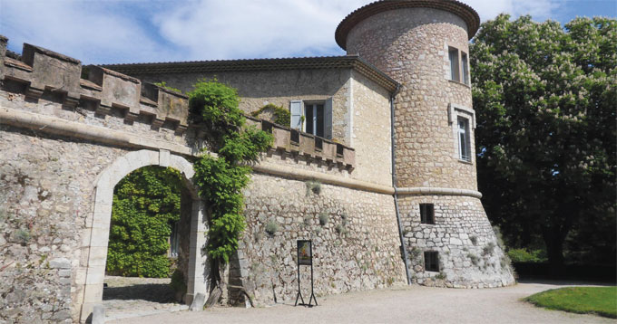 Château de Mouans Temple triangulaire de l'art concret